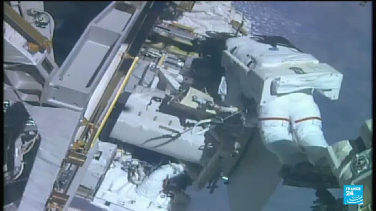 ISS — Astronaut Prancis Sophie Adenot Jalani Spacewalk Kedua Perbaiki Antena Komunikasi